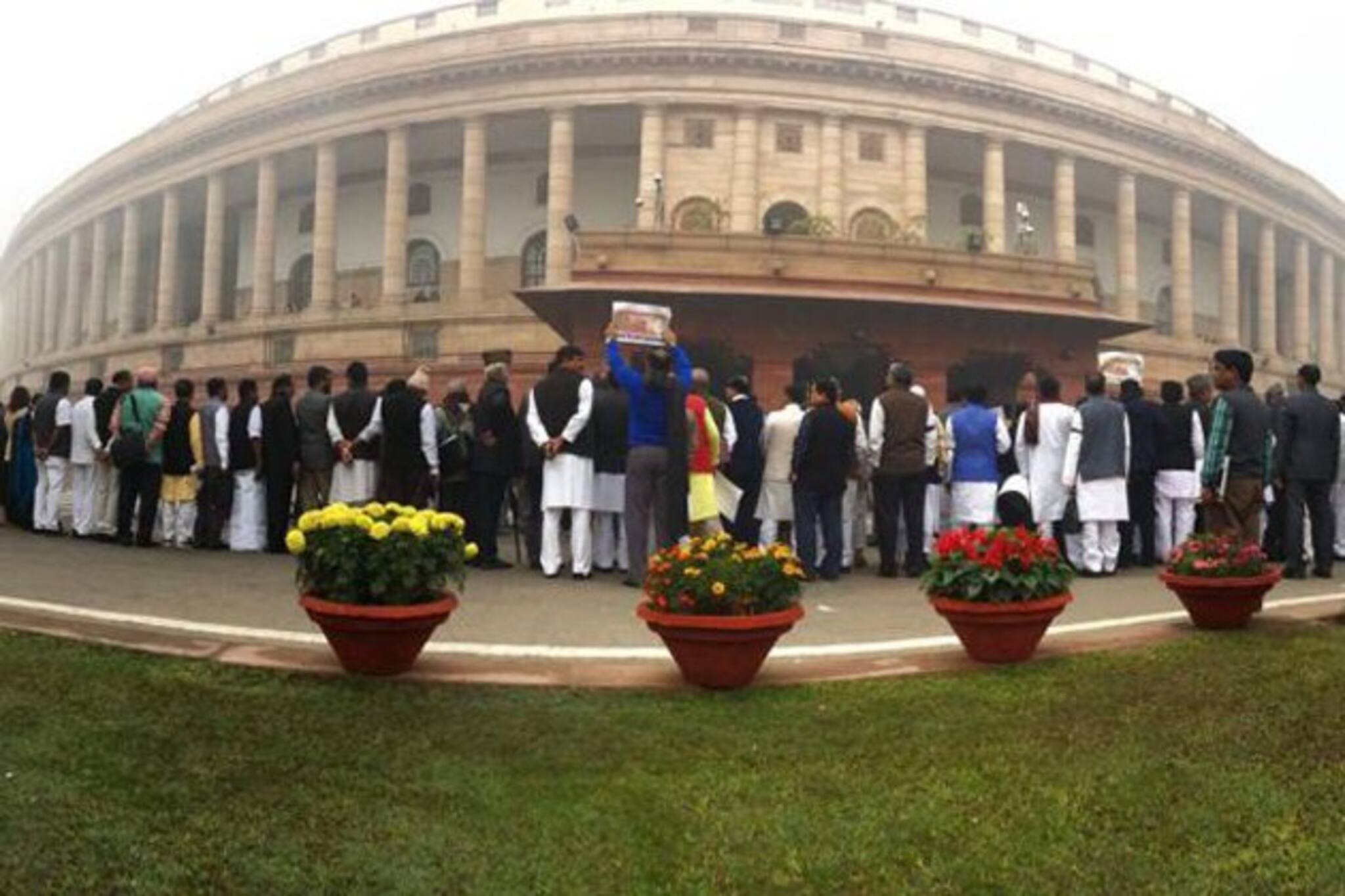 নোট বাতিলের সিদ্ধান্তে ‘কালা দিবস’, Paytm মানে পে টু মোদি, বললেন রাহুল গান্ধি