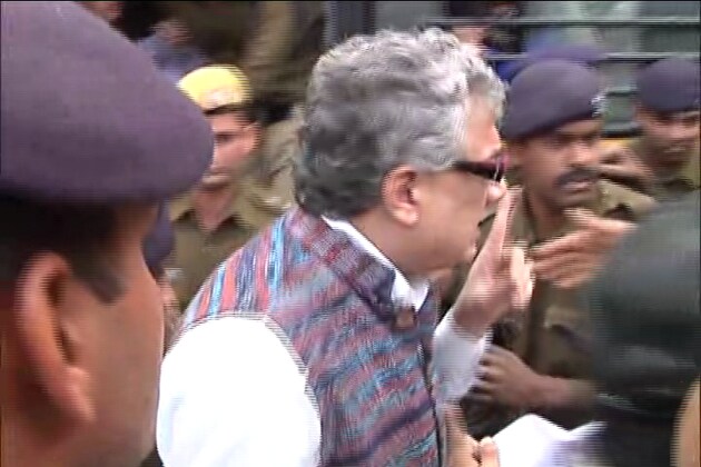 মঙ্গলবার কলেজ স্কোয়ারের পার্শ্ববর্তী বিজেপি পার্টি অফিসে ঝামেলার পর বুধবার ফের উত্তেজনা ছড়ায় কলেজ স্ট্রিটের ওই অঞ্চলে ৷ প্রত্যক্ষদর্শীরা জানিয়েছেন, এদিন সকালে একদল তৃণমূল নেতা কর্মী-সমর্থক বিজেপির তারকা সাংসদ ও প্রতিমন্ত্রী বাবুল সুপ্রিয়র কৈলাস বোস স্ট্রিটের বাড়ির সামনে বিক্ষোভ দেখায় ৷ নিরাপত্তায় মোতায়েন পুলিশ সমর্থকদের বাধা দিতে গেলে উত্তেজনা ছড়ায় ৷ সমর্থকেরা গার্ডরেল ঠেলে এগোনোর চেষ্টা করতে শুরু হয় ঝামেলা ৷ বিজেপি নগরোন্নায়ন প্রতিমন্ত্রী বাবুল সুপ্রিয় এই মুহূর্তে দিল্লিতে থাকলেও তাঁর কলকাতার বাড়িতে থাকেন তাঁর বাবা-মা ও আত্মীয়রা ৷ মঙ্গলবার কলেজ স্কোয়ারের পার্শ্ববর্তী বিজেপি পার্টি অফিসে ঝামেলার পর বুধবার ফের উত্তেজনা ছড়ায় কলেজ স্ট্রিটের ওই অঞ্চলে ৷ প্রত্যক্ষদর্শীরা জানিয়েছেন, এদিন সকালে একদল তৃণমূল নেতা কর্মী-সমর্থক বিজেপির তারকা সাংসদ ও প্রতিমন্ত্রী বাবুল সুপ্রিয়র কৈলাস বোস স্ট্রিটের বাড়ির সামনে বিক্ষোভ দেখায় ৷ নিরাপত্তায় মোতায়েন পুলিশ সমর্থকদের বাধা দিতে গেলে উত্তেজনা ছড়ায় ৷ সমর্থকেরা গার্ডরেল ঠেলে এগোনোর চেষ্টা করতে শুরু হয় ঝামেলা ৷ বিজেপি নগরোন্নায়ন প্রতিমন্ত্রী বাবুল সুপ্রিয় এই মুহূর্তে দিল্লিতে থাকলেও তাঁর কলকাতার বাড়িতে থাকেন তাঁর বাবা-মা ও আত্মীয়রা ৷