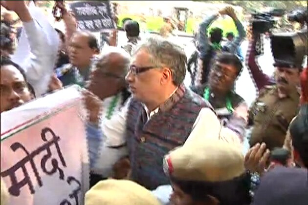 এই ঘটনার প্রবল নিন্দা করে বিজেপি রাজ্য সভাপতি দিলীপ ঘোষ জানান, ‘বাবুল সুপ্রিয়র বাড়িতে হামলা চালিয়েছে তৃণমূল গুন্ডারা ৷ এটা খুবই নিন্দনীয় ৷’ একইসঙ্গে তিনি জানিয়েছেন, এই ঘটনার রিপোর্ট চেয়ে পাঠিয়েছেন খোদ স্বরাষ্ট্রমন্ত্রী রাজনাথ সিং ৷ এই ঘটনার প্রবল নিন্দা করে বিজেপি রাজ্য সভাপতি দিলীপ ঘোষ জানান, ‘বাবুল সুপ্রিয়র বাড়িতে হামলা চালিয়েছে তৃণমূল গুন্ডারা ৷ এটা খুবই নিন্দনীয় ৷’ একইসঙ্গে তিনি জানিয়েছেন, এই ঘটনার রিপোর্ট চেয়ে পাঠিয়েছেন খোদ স্বরাষ্ট্রমন্ত্রী রাজনাথ সিং ৷