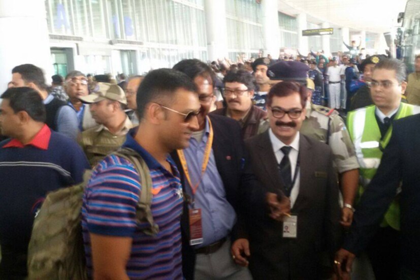 কটকে দুর্দান্ত খেলার পর এবার কলকাতায় ইংল্যান্ডকে হোয়াইটওয়াশই লক্ষ্য ভারতীয় দলের ৷ শহরে এসে পৌঁছলেন মাহি ৷ ছবি: ঈরণ রায় বর্মন