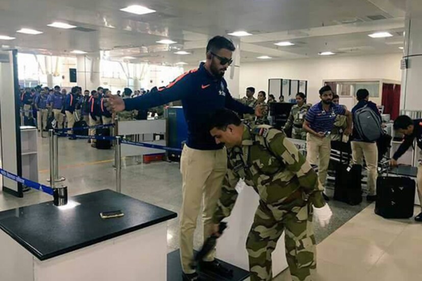যুবরাজ খেললে ভারত জেতে। বেশ অনেকদিন পরে এই তত্ত্বটা ভেসে উঠল ভারতীয় ক্রিকেটে। কটকের বারাবট্টি স্টেডিয়ামে সেই যুবরাজের ব্যাটেই সিরিজ জয়ের বৃত্ত সম্পন্ন করলেন বিরাট। বোর্ডে ৩৮১ রান। উপমহাদেশের মাটিতে এই তাড়া করা অসম্ভব। তাই কটক ব্যতিক্রম হল না। কোথায় ভুল করলেন মর্গ্যান ?