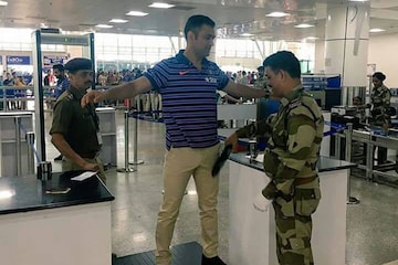 কটক বিমান বন্দরে টিম ইন্ডিয়া, দেখুন ছবি কটক বিমান বন্দরে টিম ইন্ডিয়া, দেখুন ছবি