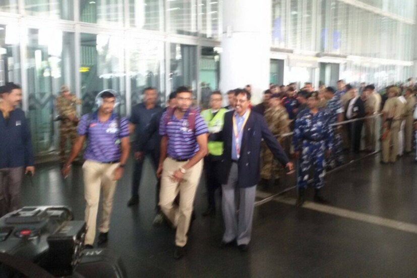 কলকাতা বিমান বন্দরে টিম ইন্ডিয়া ও টিম ইংল্যান্ড