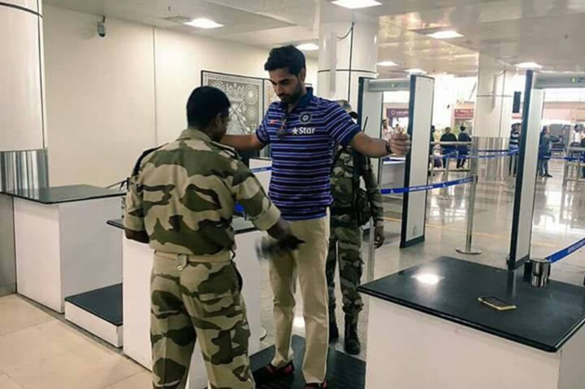 পার্থক্য একটাই মর্গ্যানের দলে কোনও মাহি-যুবি নেই। নেই অশ্বিনের মত একজন ক্লাস স্পিনার। ফলে, কটকে সিরিজ প্যাক-আপ করে কলকাতায় আসছেন বিরাট। যুবরাজ খেললে ভারত জেতে, এই তত্ত্বটাই ভারতীয় ক্রিকেটে চিরসবুজ হয়েই থাকল।