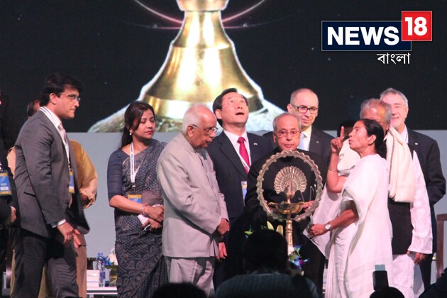 শিল্পপতিদের বাংলায় বিনিয়োগ করার আহবান করে মুখ্যমন্ত্রী বলেন, ‘শুধু কলকাতা বা বাংলা হিসেবে ভাববেন না ৷ বৃহৎ স্বার্থে ভাবুন, বাংলায় বিনিয়োগ করুন ৷ বাংলায় বিনিয়োগ মানে বাংলাদেশ, নেপাল, ভুটানের সুবিধা ৷ উত্তর-পূর্বে রাজ্যগুলোও বাংলার কাছেই ৷ বাংলা হল চীনের সঙ্গে দেশের প্রবেশদ্বার ৷ থাইল্যান্ড, সিঙ্গাপুর, মালয়শিয়া সবই এখন কলকাতার কাছেই ৷ প্রতিবেশী দেশগুলির বাজার পাবেন বাংলাতেই ৷ বাংলার সঙ্গে প্রতিবেশী দেশের বিমান যোগাযোগ ভাল ৷ আন্তঃরাজ্য বিমান যোগাযোগও ভাল ৷ সবমিলিয়ে ভাবতে হবে বিনিয়োগের জন্য ৷ Photo- Siddhartha Sarkar শিল্পপতিদের বাংলায় বিনিয়োগ করার আহবান করে মুখ্যমন্ত্রী বলেন, ‘শুধু কলকাতা বা বাংলা হিসেবে ভাববেন না ৷ বৃহৎ স্বার্থে ভাবুন, বাংলায় বিনিয়োগ করুন ৷ বাংলায় বিনিয়োগ মানে বাংলাদেশ, নেপাল, ভুটানের সুবিধা ৷ উত্তর-পূর্বে রাজ্যগুলোও বাংলার কাছেই ৷ বাংলা হল চীনের সঙ্গে দেশের প্রবেশদ্বার ৷ থাইল্যান্ড, সিঙ্গাপুর, মালয়শিয়া সবই এখন কলকাতার কাছেই ৷ প্রতিবেশী দেশগুলির বাজার পাবেন বাংলাতেই ৷ বাংলার সঙ্গে প্রতিবেশী দেশের বিমান যোগাযোগ ভাল ৷ আন্তঃরাজ্য বিমান যোগাযোগও ভাল ৷ সবমিলিয়ে ভাবতে হবে বিনিয়োগের জন্য ৷ Photo- Siddhartha Sarkar