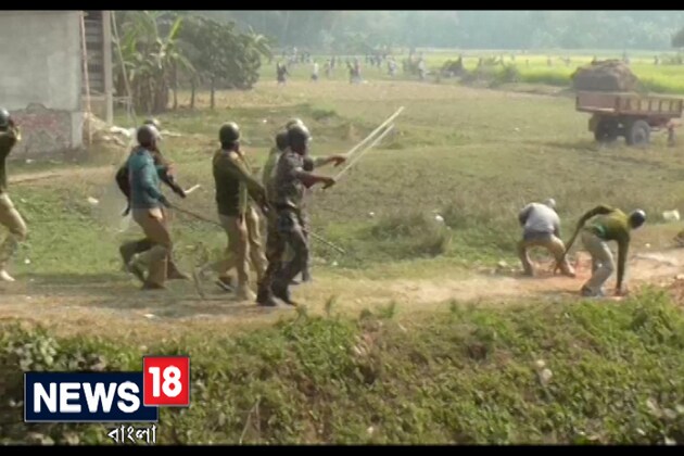 সোমবার সকাল থেকেই ফের উত্তপ্ত ভাঙড় ৷ বিদ্যুতের সাব স্টেশন ঘিরে নতুন করে উত্তেজনা ছড়ায় ভাঙড়ে। সোমবার সকাল থেকে অগ্নিগর্ভ পরিস্থিতি ভাঙড়ের মাছিভাঙা ও খামারআইট এলাকায়। রাস্তার মোড়ে মোড়ে লাঠিসোঁটা নিয়ে জড়ো হয় বিক্ষোভকারীরা। শুরু হয় অবরোধ-বিক্ষোভ। পুলিশের বিরুদ্ধে অত্যাচারের অভিযোগ আনেন বিক্ষোভকারীরা ৷ পরিস্থিতি উত্তপ্ত হতেই এলাকায় পুলিশ ও র্যাফ নামানো হয়। কিন্তু, ওই এলাকায় পুলিশকে চারদিক থেকে ঘিরে ফেলে বিক্ষোভকারীরা। পুলিশকে লক্ষ করে ইট ছোড়ে বিক্ষোভকারীরা। শুরু হয় জনতা-পুলিশ খণ্ডযুদ্ধ। পরিস্থিতি আয়ত্তে আনতে কাঁদানে গ্যাসের শেল ছোড়ে পুলিশ। সোমবার সকাল থেকেই ফের উত্তপ্ত ভাঙড় ৷ বিদ্যুতের সাব স্টেশন ঘিরে নতুন করে উত্তেজনা ছড়ায় ভাঙড়ে। সোমবার সকাল থেকে অগ্নিগর্ভ পরিস্থিতি ভাঙড়ের মাছিভাঙা ও খামারআইট এলাকায়। রাস্তার মোড়ে মোড়ে লাঠিসোঁটা নিয়ে জড়ো হয় বিক্ষোভকারীরা। শুরু হয় অবরোধ-বিক্ষোভ। পুলিশের বিরুদ্ধে অত্যাচারের অভিযোগ আনেন বিক্ষোভকারীরা ৷ পরিস্থিতি উত্তপ্ত হতেই এলাকায় পুলিশ ও র্যাফ নামানো হয়। কিন্তু, ওই এলাকায় পুলিশকে চারদিক থেকে ঘিরে ফেলে বিক্ষোভকারীরা। পুলিশকে লক্ষ করে ইট ছোড়ে বিক্ষোভকারীরা। শুরু হয় জনতা-পুলিশ খণ্ডযুদ্ধ। পরিস্থিতি আয়ত্তে আনতে কাঁদানে গ্যাসের শেল ছোড়ে পুলিশ।