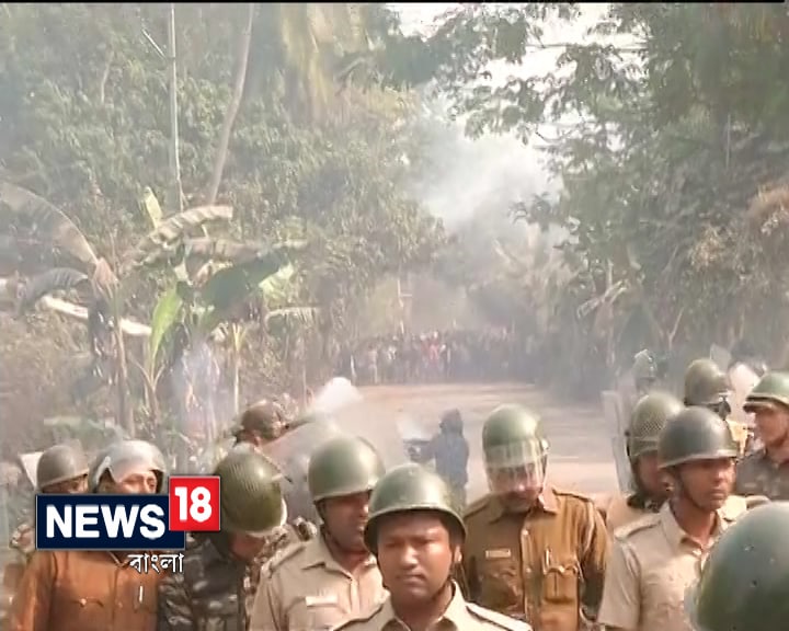রাজ্যের বিদ্যুৎমন্ত্রী শোভনদেব চট্টোপাধ্যায়ের দাবি, ভাঙড়ের আন্দোলনে বহিরাগতরা রয়েছে। তাঁদের প্রত্যক্ষ ইন্ধন রয়েছে ওই আন্দোলনে। আন্দোলনকারীদের সঙ্গে প্রশাসনের আলোচনার পর কাজ বন্ধের নির্দেশ দেওয়া হয় তা সত্ত্বেও মঙ্গলবার সকাল থেকে কেন উত্তেজনা তা নিয়ে প্রশ্ন তুলেছেন বিদ্যুৎমন্ত্রী। রাজ্যের বিদ্যুৎমন্ত্রী শোভনদেব চট্টোপাধ্যায়ের দাবি, ভাঙড়ের আন্দোলনে বহিরাগতরা রয়েছে। তাঁদের প্রত্যক্ষ ইন্ধন রয়েছে ওই আন্দোলনে। আন্দোলনকারীদের সঙ্গে প্রশাসনের আলোচনার পর কাজ বন্ধের নির্দেশ দেওয়া হয় তা সত্ত্বেও মঙ্গলবার সকাল থেকে কেন উত্তেজনা তা নিয়ে প্রশ্ন তুলেছেন বিদ্যুৎমন্ত্রী।