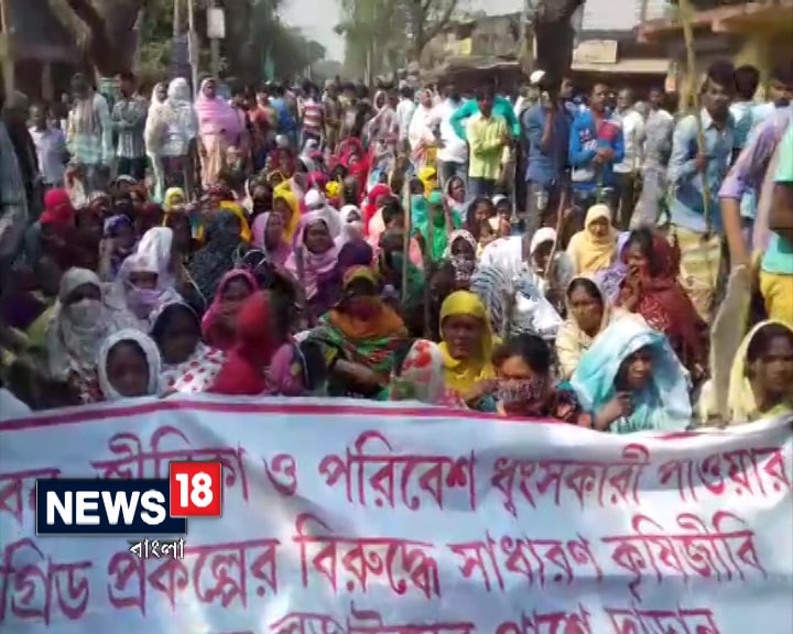 গ্রামবাসীদের আন্দোলনে পিছু হঠেছে রাজ্য। ভাঙড়ে বিদ্যুতের সাবস্টেশনের কাজ আপাতত স্থগিত রাখার সিদ্ধান্ত। বর্তমান পরিস্থিতি পর্যালোচনা করে আপাতত সাবস্টেশন তৈরির কাজ স্থগিত রাখার কথা জানিয়েছেন বিদ্যুৎমন্ত্রী। বিক্ষোভ হঠাতে গিয়ে আক্রান্ত হন কাশীপুর থানার ওসি সহ চার পুলিশ কর্মী। এদিকে, রাতেই নিউটাউনে নিয়ে গিয়ে সামসুলকে জেরা করে সিআইডি। জেরার পর ছেড়ে দেওয়া হয়। নেতা ঘরে ফিরতেই বিক্ষোভ তুলে নেন গ্রামবাসীরা। কিন্তু সকাল হতেই ফের শুরু বিক্ষোভ, অবরোধ ৷ গ্রামবাসীদের আন্দোলনে পিছু হঠেছে রাজ্য। ভাঙড়ে বিদ্যুতের সাবস্টেশনের কাজ আপাতত স্থগিত রাখার সিদ্ধান্ত। বর্তমান পরিস্থিতি পর্যালোচনা করে আপাতত সাবস্টেশন তৈরির কাজ স্থগিত রাখার কথা জানিয়েছেন বিদ্যুৎমন্ত্রী। বিক্ষোভ হঠাতে গিয়ে আক্রান্ত হন কাশীপুর থানার ওসি সহ চার পুলিশ কর্মী। এদিকে, রাতেই নিউটাউনে নিয়ে গিয়ে সামসুলকে জেরা করে সিআইডি। জেরার পর ছেড়ে দেওয়া হয়। নেতা ঘরে ফিরতেই বিক্ষোভ তুলে নেন গ্রামবাসীরা। কিন্তু সকাল হতেই ফের শুরু বিক্ষোভ, অবরোধ ৷