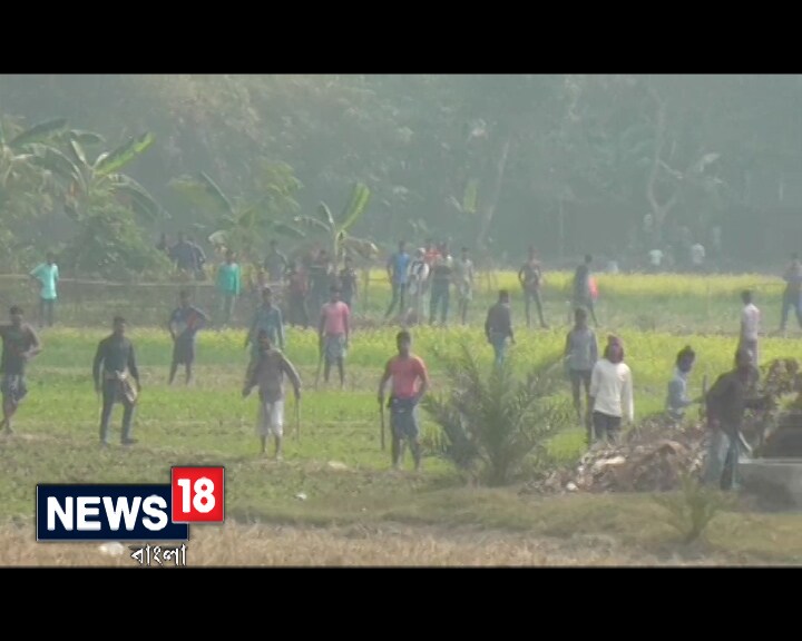 কয়েক হাজার গ্রামবাসী ঘিরে রেখেছে এলাকা। বেরনোর পথে বোমা ভরতি ব্যাগ রাখা রয়েছে। গাছ ফেলে অবরোধে গ্রামবাসীরা। পুলিশের গাড়িতে আগুন বিক্ষোভকারীদের। পুলিশ প্রত্যাহারের সিদ্ধান্ত প্রশাসনের। যদিও এলাকা ছেড়ে বেরোতে পারছে না পুলিশ। চারদিক থেকে ঘিরে রাখা হয়েছে পুলিশকে। পুলিশ অফিসারদের সঙ্গে আলোচনা গ্রামবাসীদের। তাতেও মিলছে না সমাধানসূত্র। কয়েক হাজার গ্রামবাসী ঘিরে রেখেছে এলাকা। বেরনোর পথে বোমা ভরতি ব্যাগ রাখা রয়েছে। গাছ ফেলে অবরোধে গ্রামবাসীরা। পুলিশের গাড়িতে আগুন বিক্ষোভকারীদের। পুলিশ প্রত্যাহারের সিদ্ধান্ত প্রশাসনের। যদিও এলাকা ছেড়ে বেরোতে পারছে না পুলিশ। চারদিক থেকে ঘিরে রাখা হয়েছে পুলিশকে। পুলিশ অফিসারদের সঙ্গে আলোচনা গ্রামবাসীদের। তাতেও মিলছে না সমাধানসূত্র।