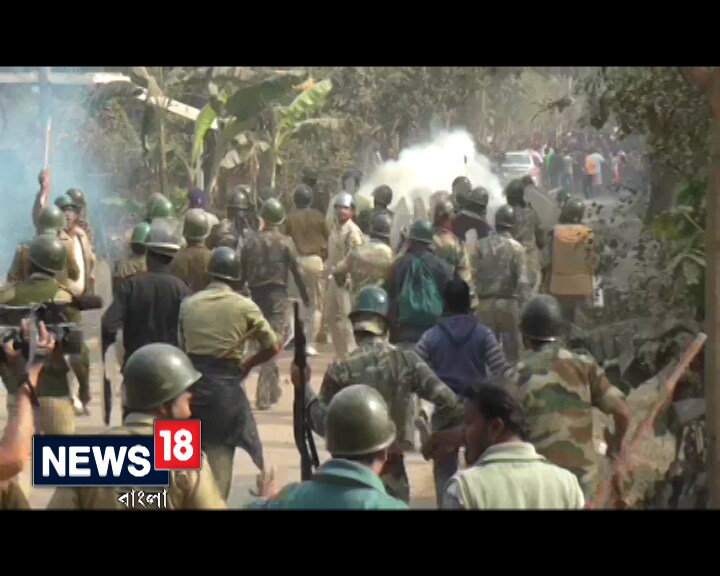 বিদ্যুতের সাব স্টেশন ঘিরে নতুন করে উত্তেজনা ভাঙড়ে। আজ সকাল থেকে অগ্নিগর্ভ পরিস্থিতি ভাঙড়ের মাছিভাঙা ও খামারআইট এলাকায়। রাস্তার মোড়ে মোড়ে লাঠিসোঁটা নিয়ে জড়ো হয় বিক্ষোভকারীরা। তীর-ধনুক, বোমা নিয়ে শুরু হয় পরিকল্পনামাফিক আক্রমণ। শুরু হয় অবরোধ-বিক্ষোভ। পরিস্থিতি উত্তপ্ত হতেই এলাকায় পুলিশ ও র্যাফ নামানো হয়। কিন্তু, ওই এলাকায় পুলিশকে চারদিক থেকে ঘিরে ফেলে বিক্ষোভকারীরা। পুলিশকে লক্ষ করে ইট ও বোমা ছোড়ে বিক্ষোভকারীরা। শুরু হয় জনতা-পুলিশ খণ্ডযুদ্ধ। পরিস্থিতি আয়ত্তে আনতে কাঁদানে গ্যাসের শেল ছোড়ে পুলিশ। চালানো হয় রাবার বুলেটও। বিদ্যুতের সাব স্টেশন ঘিরে নতুন করে উত্তেজনা ভাঙড়ে। আজ সকাল থেকে অগ্নিগর্ভ পরিস্থিতি ভাঙড়ের মাছিভাঙা ও খামারআইট এলাকায়। রাস্তার মোড়ে মোড়ে লাঠিসোঁটা নিয়ে জড়ো হয় বিক্ষোভকারীরা। তীর-ধনুক, বোমা নিয়ে শুরু হয় পরিকল্পনামাফিক আক্রমণ। শুরু হয় অবরোধ-বিক্ষোভ। পরিস্থিতি উত্তপ্ত হতেই এলাকায় পুলিশ ও র্যাফ নামানো হয়। কিন্তু, ওই এলাকায় পুলিশকে চারদিক থেকে ঘিরে ফেলে বিক্ষোভকারীরা। পুলিশকে লক্ষ করে ইট ও বোমা ছোড়ে বিক্ষোভকারীরা। শুরু হয় জনতা-পুলিশ খণ্ডযুদ্ধ। পরিস্থিতি আয়ত্তে আনতে কাঁদানে গ্যাসের শেল ছোড়ে পুলিশ। চালানো হয় রাবার বুলেটও।