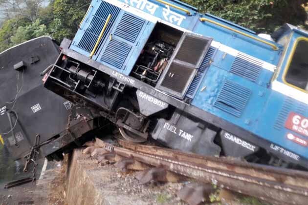 মারাত্মক দুর্ঘটনায় পড়ল টয়ট্রেন ৷ কার্শিয়ং থেকে শিলিগুড়িগামী টয়ট্রেনের দুটি কামরা লাইনচ্যুত হয়ে আহত হলেন ১০ জন পর্যটক ৷ দুর্ঘটনাটি ঘটেছে কার্শিয়ঙের পাগলাঝোরার কাছে ৷ চালক-সহ আহতদের কার্শিয়ং হাসপাতালে ভর্তি করা হয়েছে ৷ মারাত্মক দুর্ঘটনায় পড়ল টয়ট্রেন ৷ কার্শিয়ং থেকে শিলিগুড়িগামী টয়ট্রেনের দুটি কামরা লাইনচ্যুত হয়ে আহত হলেন ১০ জন পর্যটক ৷ দুর্ঘটনাটি ঘটেছে কার্শিয়ঙের পাগলাঝোরার কাছে ৷ চালক-সহ আহতদের কার্শিয়ং হাসপাতালে ভর্তি করা হয়েছে ৷