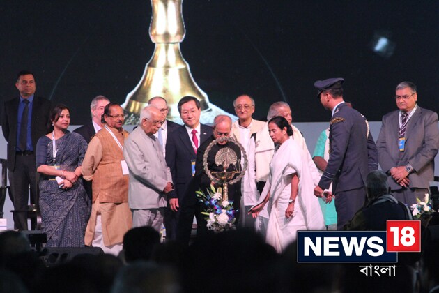 বাংলার কর্মসংস্কৃতিও শিল্প সহায়ক ৷ নিজের রাজ্যের শিল্পবন্ধু পরিবেশ নিয়ে মমতা বন্দ্যোপাধ্যায় বলেন, ‘বাংলায় শ্রমিক আছে, শ্রমদিবস নষ্ট হয় না ৷ বাংলায় শিল্পের জন্য জমি রয়েছে ৷ জমির জন্য নিজস্ব ল্যান্ডব্যাঙ্ক রয়েছে ৷ বাংলায় শিল্পের সুবিধার জন্য উপযুক্ত প্রশাসনিক সুবিধা রয়েছে ৷ বাংলা কোনও বনধ-অবরোধে বিশ্বাস করে না ৷ শিল্প সহায়ক সমস্ত পরিবেশ রয়েছে বাংলায় ৷ হিমালয় থেকে রয়্যাল বেঙ্গল সবই রয়েছে এখানে ৷ সর্বধর্ম সমন্বয়ের অবস্থান রয়েছে বাংলায় ৷ বাংলা এখন পরিবর্তনের বাংলা ৷ বাংলাই এখন শিল্পের প্রবেশদ্বার ৷ বাংলাই ভারতের ইঞ্জিন, এখন বিনিয়োগের আদর্শ স্থান ৷ বাংলায় কোনও সরকার নেই ৷ গোটা বাংলাই আপনাদের পরিবার ৷ আপনাদের পরিবারে আপনারা আসুন ৷’ Photo- Siddhartha Sarkar বাংলার কর্মসংস্কৃতিও শিল্প সহায়ক ৷ নিজের রাজ্যের শিল্পবন্ধু পরিবেশ নিয়ে মমতা বন্দ্যোপাধ্যায় বলেন, ‘বাংলায় শ্রমিক আছে, শ্রমদিবস নষ্ট হয় না ৷ বাংলায় শিল্পের জন্য জমি রয়েছে ৷ জমির জন্য নিজস্ব ল্যান্ডব্যাঙ্ক রয়েছে ৷ বাংলায় শিল্পের সুবিধার জন্য উপযুক্ত প্রশাসনিক সুবিধা রয়েছে ৷ বাংলা কোনও বনধ-অবরোধে বিশ্বাস করে না ৷ শিল্প সহায়ক সমস্ত পরিবেশ রয়েছে বাংলায় ৷ হিমালয় থেকে রয়্যাল বেঙ্গল সবই রয়েছে এখানে ৷ সর্বধর্ম সমন্বয়ের অবস্থান রয়েছে বাংলায় ৷ বাংলা এখন পরিবর্তনের বাংলা ৷ বাংলাই এখন শিল্পের প্রবেশদ্বার ৷ বাংলাই ভারতের ইঞ্জিন, এখন বিনিয়োগের আদর্শ স্থান ৷ বাংলায় কোনও সরকার নেই ৷ গোটা বাংলাই আপনাদের পরিবার ৷ আপনাদের পরিবারে আপনারা আসুন ৷’ Photo- Siddhartha Sarkar
