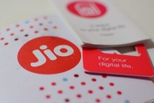 Jio-র নতুন চমক, মাত্র ৯৯৯ টাকায় বাজারে 4G ফোন আনছে রিল্যায়েন্স