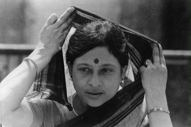 মৃণাল সেনের বেশিরভাগ ছবিতেই অভিনয় করেছিলেন তিনি ৷ ‘মহাপৃথিবী’, ‘আকালের সন্ধানে’, ‘একদিন প্রতিদিন’ যার মধ্যে অন্যতম ৷ তবে শুধুই সিনেমায় অভিনয়ই নয়৷ মৃণাল সেনের ছবির সমালোচকও ছিলেন তিনি ৷ মৃণাল সেনের বেশিরভাগ ছবিতেই অভিনয় করেছিলেন তিনি ৷ ‘মহাপৃথিবী’, ‘আকালের সন্ধানে’, ‘একদিন প্রতিদিন’ যার মধ্যে অন্যতম ৷ তবে শুধুই সিনেমায় অভিনয়ই নয়৷ মৃণাল সেনের ছবির সমালোচকও ছিলেন তিনি ৷