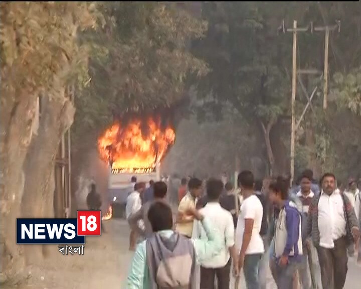 বিক্ষোভ হঠাতে গিয়ে আক্রান্ত হন কাশীপুর থানার ওসি সহ চার পুলিশ কর্মী। আগুন লাগিয়ে দেওয়া হয় পুলিশের গাড়িতে ৷ বিক্ষোভ হঠাতে গিয়ে আক্রান্ত হন কাশীপুর থানার ওসি সহ চার পুলিশ কর্মী। আগুন লাগিয়ে দেওয়া হয় পুলিশের গাড়িতে ৷