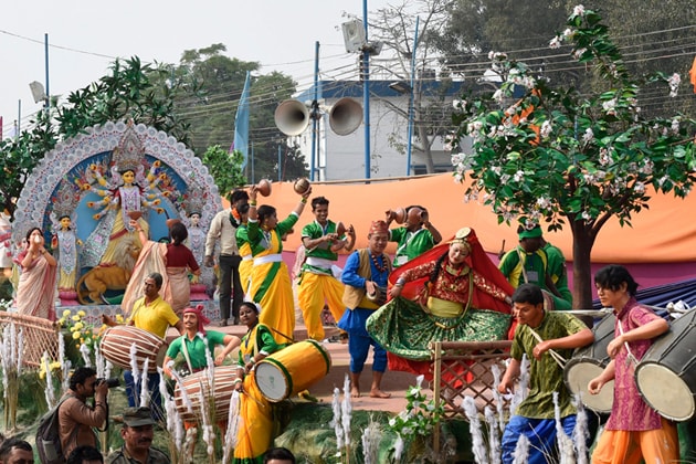 দিন কয়েক বাদেই ভারতের ৬৮ তম প্রজাতন্ত্র দিবস ৷ এই উপলক্ষে প্রতিবছরের মতো এবারও লালকেল্লার সামনে আয়োজিত হবে সাধারণতন্ত্রের কুচকাওয়াজ ৷ থাকবে বিভিন্ন রাজ্য ও কেন্দ্র শাসিত অঞ্চলের ট্যাবলো ৷ মোট ২৩ টি ট্যাবলো অংশ নেবে এবারের কুচকাওয়াজে ৷ বাঙালীদের সেরা উৎসব দুর্গাপুজোর সংস্কৃতিকে এবার ট্যাবলোয় তুলে ধরা হবে ৷ ঢাকির ঢাকের শব্দে ধুনুচি নাচ থেকে মণিপুরি ডান্স, উৎসবের প্রতিটি আঙ্গিকই তুলে ধরা হবে এই ট্যাবলোতে ৷ PICTURE Courtesy PTI দিন কয়েক বাদেই ভারতের ৬৮ তম প্রজাতন্ত্র দিবস ৷ এই উপলক্ষে প্রতিবছরের মতো এবারও লালকেল্লার সামনে আয়োজিত হবে সাধারণতন্ত্রের কুচকাওয়াজ ৷ থাকবে বিভিন্ন রাজ্য ও কেন্দ্র শাসিত অঞ্চলের ট্যাবলো ৷ মোট ২৩ টি ট্যাবলো অংশ নেবে এবারের কুচকাওয়াজে ৷ বাঙালীদের সেরা উৎসব দুর্গাপুজোর সংস্কৃতিকে এবার ট্যাবলোয় তুলে ধরা হবে ৷ ঢাকির ঢাকের শব্দে ধুনুচি নাচ থেকে মণিপুরি ডান্স, উৎসবের প্রতিটি আঙ্গিকই তুলে ধরা হবে এই ট্যাবলোতে ৷ PICTURE Courtesy PTI