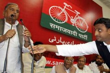 সাইকেল হারিয়ে ছেলের থেকে পিছিয়ে পড়লেন মুলায়ম সিং যাদব, এবার কী তাহলে সপা থেকে বাণপ্রস্থে নেতাজি?
