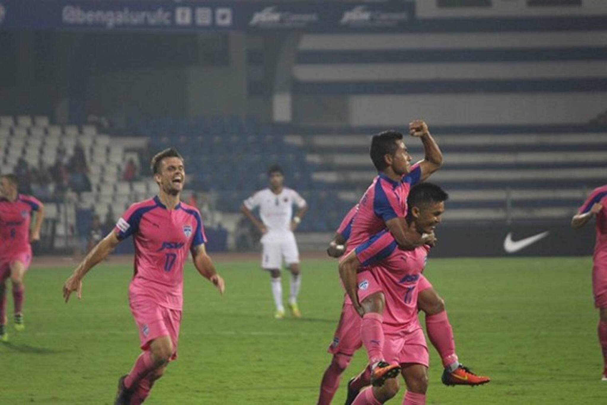 বেঙ্গালুরু ফুটবলারদের ‘পিঙ্ক’ উদ্যোগকে কুর্নিশ জানাচ্ছে দেশ