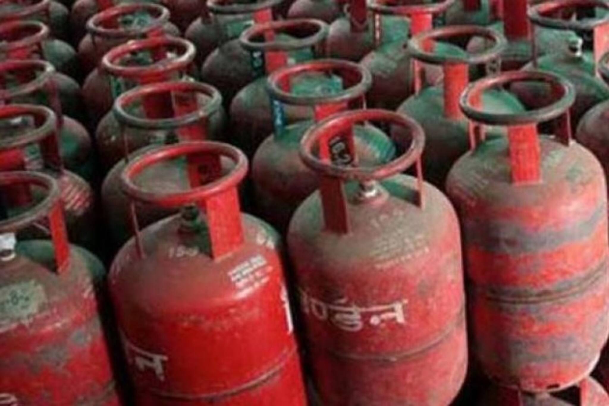 গ্যাস চুরি রুখতে এবার বাজারে আসছে স্বচ্ছ সিলিন্ডার