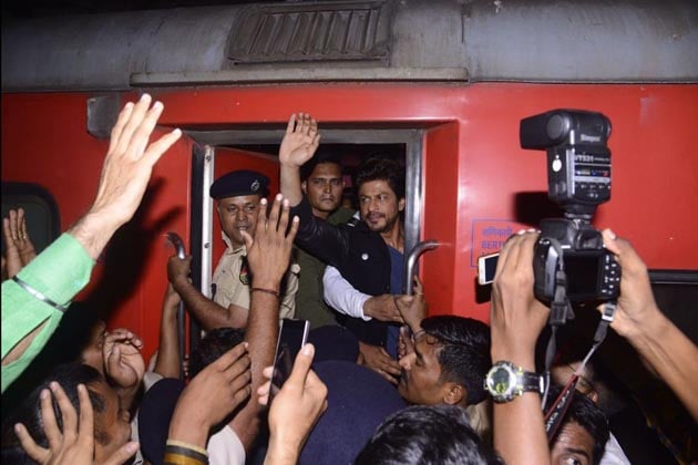 বলিউডে আসাটা শাহরুখের যেন উল্টোই ছিল ৷ মানে দিল্লি থেকে মুম্বই৷ আর মুম্বইয়ে পা দিয়ে এখন তো বলিউডের বাদশা হয়ে বসেছেন শাহরুখ ৷ সামনেই শাহরুখের নতুন রইস ছবি রিলিজ ৷ সঙ্গে এই বছরই বলিউডে শাহরুখের বয়স হবে ২৫ ৷ তাই এই সুযোগটাকেই শাহরুখ কাজে লাগালেন, নিজের সফরকে ফিরে দেখা, তবে এবার মুম্বই থেকে দিল্লি ৷ বলিউডে আসাটা শাহরুখের যেন উল্টোই ছিল ৷ মানে দিল্লি থেকে মুম্বই৷ আর মুম্বইয়ে পা দিয়ে এখন তো বলিউডের বাদশা হয়ে বসেছেন শাহরুখ ৷ সামনেই শাহরুখের নতুন রইস ছবি রিলিজ ৷ সঙ্গে এই বছরই বলিউডে শাহরুখের বয়স হবে ২৫ ৷ তাই এই সুযোগটাকেই শাহরুখ কাজে লাগালেন, নিজের সফরকে ফিরে দেখা, তবে এবার মুম্বই থেকে দিল্লি ৷