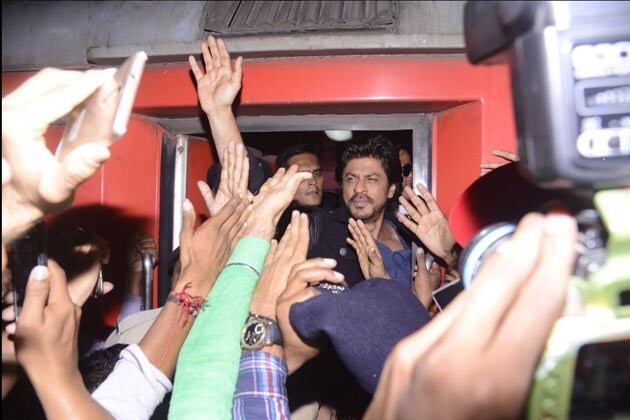 ছবির প্রোমোশনের জন্য বলিউডি হিরোরা নানারকম কীর্তি করে থাকেন ৷ আর এ ব্যাপারে আমির টু শাহরুখ সবাই বেশ কোমর বেঁধে নেমে পড়েন প্রোমোশনের মাঠে ৷ এই যেমন শাহরুখ এবার রইস ছবির প্রোমোশনের জন্য বেছে নিলেন ভারতীয় রেলকে ৷ ছবির প্রোমোশনের জন্য বলিউডি হিরোরা নানারকম কীর্তি করে থাকেন ৷ আর এ ব্যাপারে আমির টু শাহরুখ সবাই বেশ কোমর বেঁধে নেমে পড়েন প্রোমোশনের মাঠে ৷ এই যেমন শাহরুখ এবার রইস ছবির প্রোমোশনের জন্য বেছে নিলেন ভারতীয় রেলকে ৷