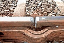 রেললাইনে ফাটল, প্যাসেঞ্জার ট্রেন রুখল গ্রামবাসীরা