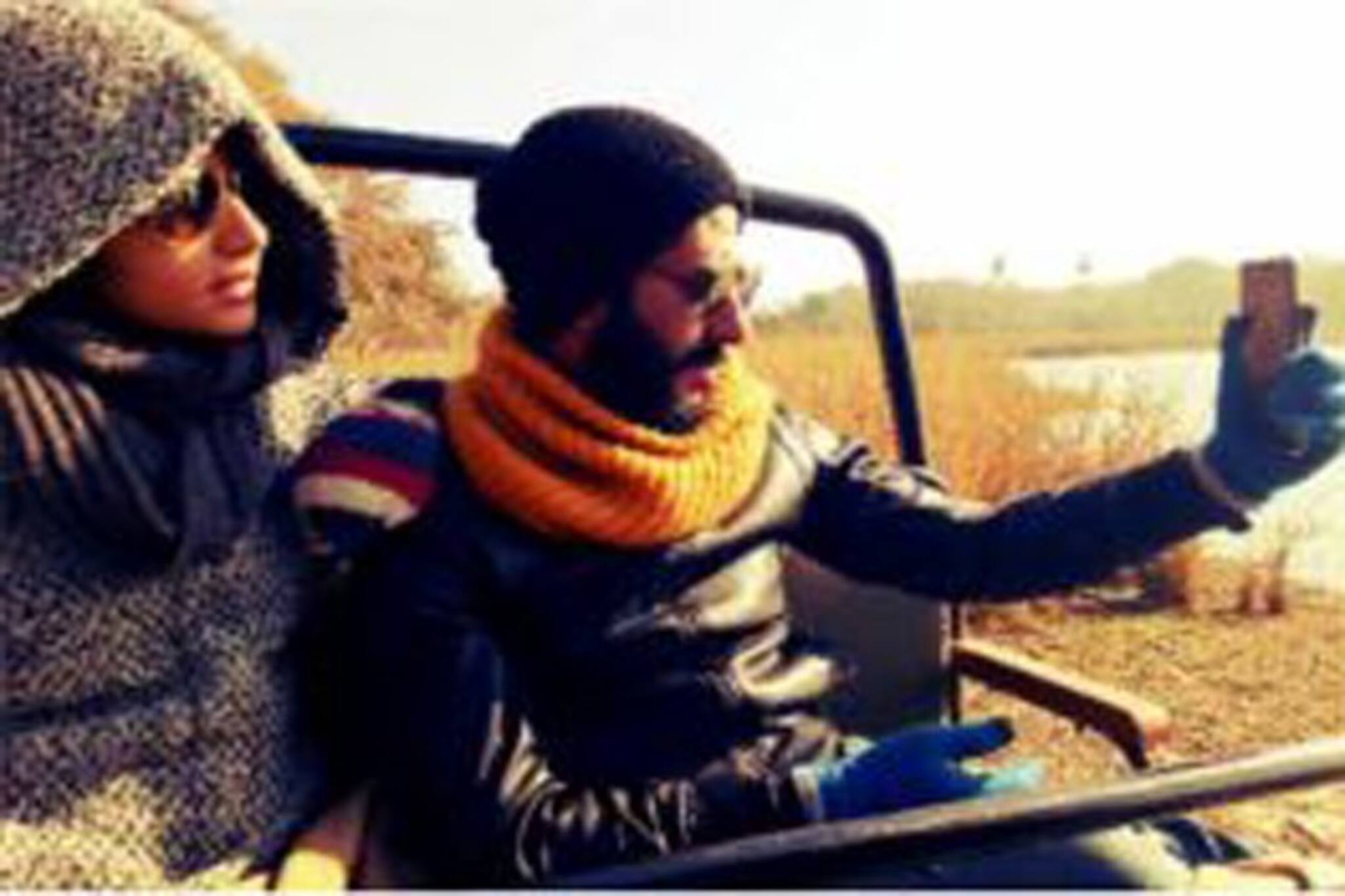 জঙ্গলে কী করছেন রাজ-শুভশ্রী?