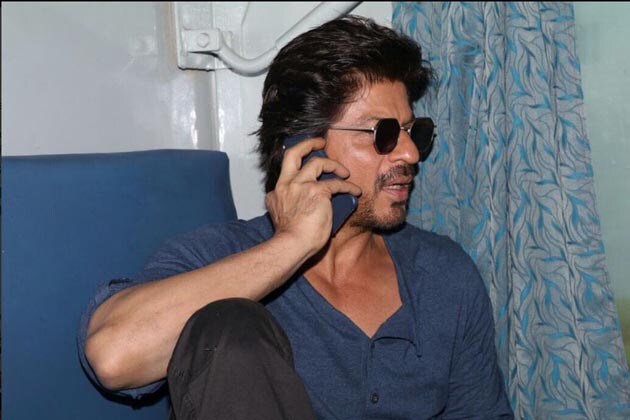 শাহরুখ খান নিজের নতুন ছবি রইসকে প্রোমোট করতে মুম্বই থেকে দিল্লি যাবেন ট্রেনে চড়েন ৷ আর ট্রেনের মধ্যেই সেরে ফেলবেন রইস ছবির প্রোমোশন ৷ শাহরুখ খান নিজের নতুন ছবি রইসকে প্রোমোট করতে মুম্বই থেকে দিল্লি যাবেন ট্রেনে চড়েন ৷ আর ট্রেনের মধ্যেই সেরে ফেলবেন রইস ছবির প্রোমোশন ৷