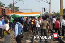 কাঁকিনাড়া স্টেশনে রেল অবরোধ, ব্যাহত শিয়ালদা মেনলাইনের ট্রেন চলাচল কাঁকিনাড়া স্টেশনে রেল অবরোধ, ব্যাহত শিয়ালদা মেনলাইনের ট্রেন চলাচল