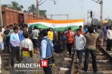 Video: শিয়ালদহ মেন লাইনে ট্রেন অবরোধ Video: শিয়ালদহ মেন লাইনে ট্রেন অবরোধ