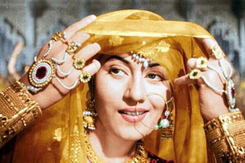 বলিউডে সুন্দরীর সংজ্ঞা মানেই মধুবালার কথা এসে পড়ে ৷ সেই সুন্দরী মধুবালার-ই আজ জন্মদিন ৷ তাঁর সৌন্দর্যের চর্চা শুধু বলিউডে নয় ৷ গোটা বিশ্বেই মধুবালার জনপ্রিয়তা রয়েছে ৷ তবে মধুবালা ভালোবাসতেন হিন্দি ফিল্ম ইন্ডাস্ট্রিকেই ! 