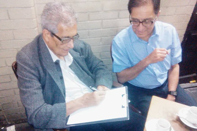 টেবিল জুড়ে অনুরাগীদের ভিড় ৷ হাজার প্রশ্ন ৷ হাজার আবদার ৷ সবার কথাই শুনলেন, সবার প্রশ্নেরই উত্তর দিলেন হাসি মুখে ৷ ছবি: প্রসূন ভৌমিক টেবিল জুড়ে অনুরাগীদের ভিড় ৷ হাজার প্রশ্ন ৷ হাজার আবদার ৷ সবার কথাই শুনলেন, সবার প্রশ্নেরই উত্তর দিলেন হাসি মুখে ৷ ছবি: প্রসূন ভৌমিক