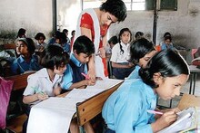 অবস্থানে প্রাইমারি শিক্ষক শিক্ষিকারা
