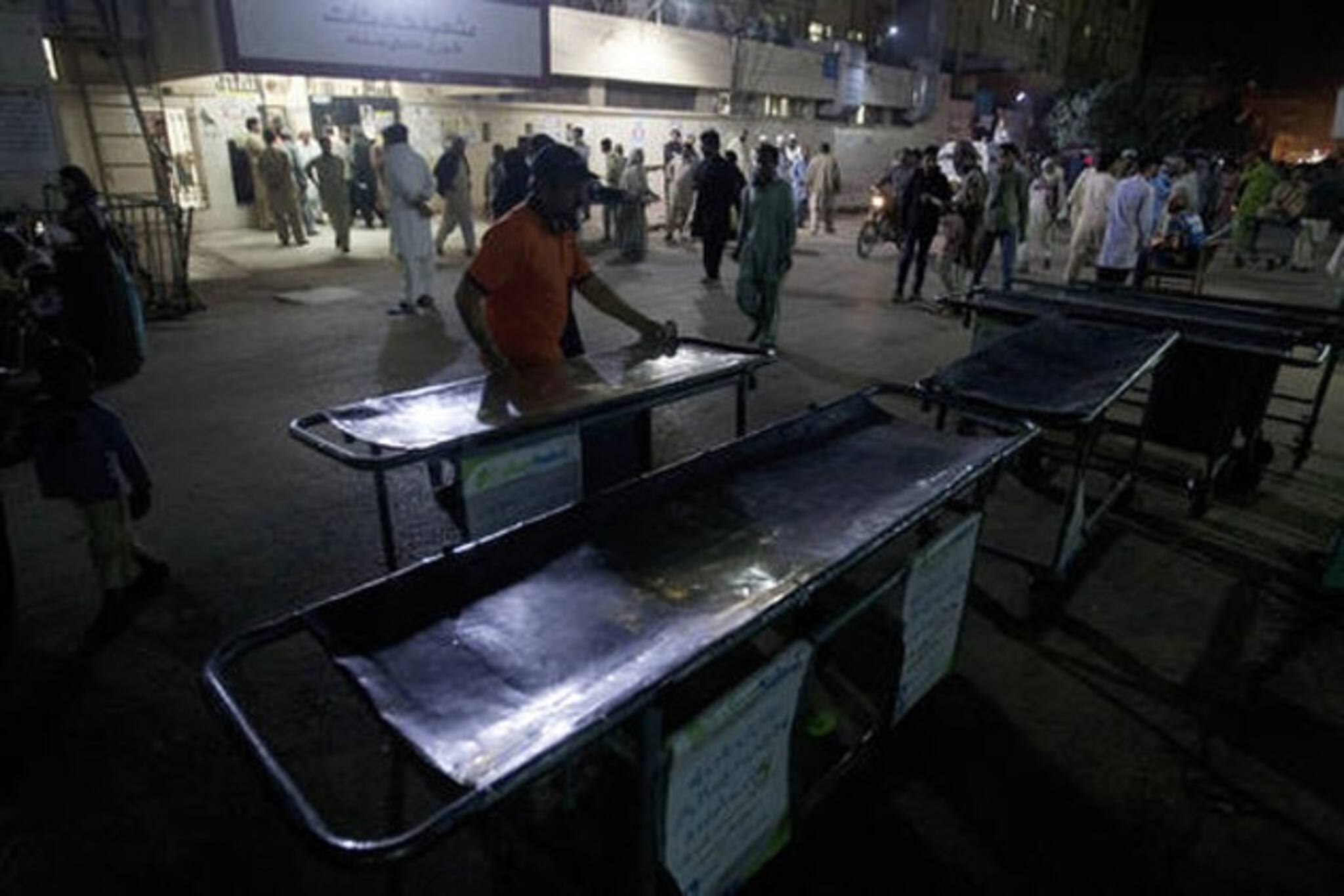 পাকিস্তানে মসজিদে আত্মঘাতী জঙ্গি হামলা, মৃত কমপক্ষে ৭৫