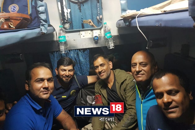 ট্রেনে চেপে কলকাতায় অধিনায়ক মহেন্দ্র সিং ধোনি। আজ সকালে অফিস টাইম শুরুর আগেই হাওড়া হল মাহিময়। ইডেনে বিজয় হাজারে ট্রফিতে ঝাড়খণ্ডকে নেতৃত্ব দেবেন মাহি। ১৮৬১৬ হাওড়া-হাটিয়া এক্সপ্রেস। ১৭ নম্বর প্ল্যাটফর্ম অপেক্ষায় থাকে রাঁচির এই ট্রেনের জন্য। বুধবারও ছিল। রেলের ঘড়িতে সকাল তখন ৬.৫৮ মিনিট। নির্দিষ্ট সময়ের ২৭ মিনিট পর এদিন এল এই ট্রেন। আর আসতেই বদলে গেল গোটা জায়গার চেহারা। সবার নজর একটা কামরার দিকেই। দরজার আগেই তৈরি হল নিরাপত্তা বলয়। আর তিনি নামতেই শুরু হল হুড়োহুড়ি। তিনি এলেন, দেখলেন, আর জয় করলেন। ট্রেনে চেপেই কলকাতায় বিজয় হাজারে ট্রফি খেলতে এলেন ভারতের প্রাক্তন অধিনায়ক মহেন্দ্র সিং ধোনি। কোনও আলাদা ব্যবস্থা নয়। বাকিরা যে ভাবে প্ল্যাটফর্ম ছাড়েন, ঠিক সেই ভাবেই হেঁটে মূল দরজা পর্যন্ত এলেন মাহি। আর এই গোটা রাস্তা তাঁকে ঘিরে রাখল টিম ম্যানেজমেন্ট। কলকাতায় খেলবেন আগেই জানিয়েছিলেন, কিন্তু ট্রেনে করে আসবেন, সেটাই চমক। ৬.৫৮ থেকে ৭.০৬ মিনিট। এক অন্য সকালের সাক্ষী হাওড়া স্টেশন। সৌজন্যে মহেন্দ্র সিং ধোনি। ট্রেনে চেপে কলকাতায় অধিনায়ক মহেন্দ্র সিং ধোনি। আজ সকালে অফিস টাইম শুরুর আগেই হাওড়া হল মাহিময়। ইডেনে বিজয় হাজারে ট্রফিতে ঝাড়খণ্ডকে নেতৃত্ব দেবেন মাহি। ১৮৬১৬ হাওড়া-হাটিয়া এক্সপ্রেস। ১৭ নম্বর প্ল্যাটফর্ম অপেক্ষায় থাকে রাঁচির এই ট্রেনের জন্য। বুধবারও ছিল। রেলের ঘড়িতে সকাল তখন ৬.৫৮ মিনিট। নির্দিষ্ট সময়ের ২৭ মিনিট পর এদিন এল এই ট্রেন। আর আসতেই বদলে গেল গোটা জায়গার চেহারা। সবার নজর একটা কামরার দিকেই। দরজার আগেই তৈরি হল নিরাপত্তা বলয়। আর তিনি নামতেই শুরু হল হুড়োহুড়ি। তিনি এলেন, দেখলেন, আর জয় করলেন। ট্রেনে চেপেই কলকাতায় বিজয় হাজারে ট্রফি খেলতে এলেন ভারতের প্রাক্তন অধিনায়ক মহেন্দ্র সিং ধোনি। কোনও আলাদা ব্যবস্থা নয়। বাকিরা যে ভাবে প্ল্যাটফর্ম ছাড়েন, ঠিক সেই ভাবেই হেঁটে মূল দরজা পর্যন্ত এলেন মাহি। আর এই গোটা রাস্তা তাঁকে ঘিরে রাখল টিম ম্যানেজমেন্ট। কলকাতায় খেলবেন আগেই জানিয়েছিলেন, কিন্তু ট্রেনে করে আসবেন, সেটাই চমক। ৬.৫৮ থেকে ৭.০৬ মিনিট। এক অন্য সকালের সাক্ষী হাওড়া স্টেশন। সৌজন্যে মহেন্দ্র সিং ধোনি।