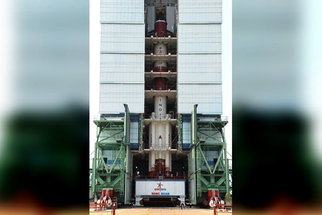 ৪৪.৪ মিটার লম্বা ও ৩২০ টন ওজন নিয়ে PSLV রকেট মহাকাশে যাত্রা শুরু করে ৷ ভূপৃষ্ঠ থেকে ৫০০ কিলোমিটার ওপরে বিশেষ কক্ষপথে স্থাপিত হবে ১০৪টি কৃত্রিম উপগ্রহ ৷ Picture Courtesy ISRO ৪৪.৪ মিটার লম্বা ও ৩২০ টন ওজন নিয়ে PSLV রকেট মহাকাশে যাত্রা শুরু করে ৷ ভূপৃষ্ঠ থেকে ৫০০ কিলোমিটার ওপরে বিশেষ কক্ষপথে স্থাপিত হবে ১০৪টি কৃত্রিম উপগ্রহ ৷ Picture Courtesy ISRO