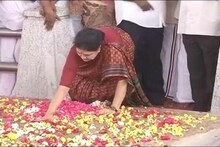 জেল যাত্রার আগে আম্মার  স্মৃতিসৌধে শ্রদ্ধাজ্ঞাপন শশীকলার