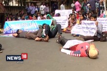 টেট-এ বসতে দেওয়ার দাবিতে বিক্ষোভে ‘প্রশিক্ষিত’ চাকরিপ্রার্থীরা টেট-এ বসতে দেওয়ার দাবিতে বিক্ষোভে ‘প্রশিক্ষিত’ চাকরিপ্রার্থীরা