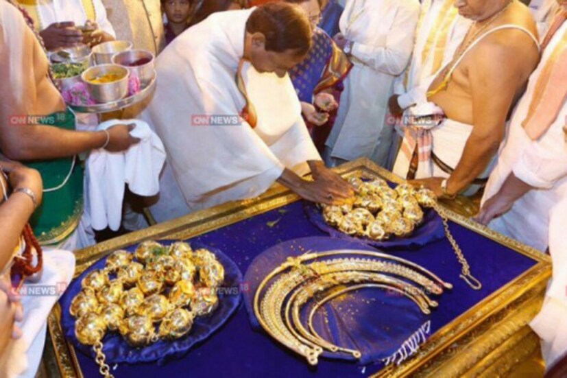  তার এই পদক্ষেপের তীব্র সমালোচনা করেছে বিভিন্ন মহল ৷ সরকারের টাকা নিয়ে নিজের ব্যক্তিগত মানত পূরণ করার জন্য বিতর্কের মুখে পড়তে হয়েছে চন্দ্রশেখর রাওকে ৷ এর আগে ৫০ কোটি টাকার বাড়িতে গৃহপ্রবেশ নিয়ে সমালোচনার মুখে পড়তে হয়েছিল তাকে ৷ 