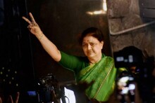 তামিলনাড়ুতে অনিশ্চয়তা, মুখ্যমন্ত্রিত্ব নিয়ে পন্নিরসেলভম-শশিকলা দ্বন্দ্ব
