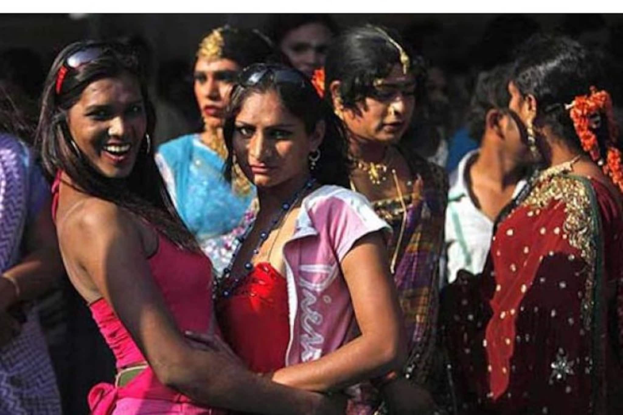 সচেতনতা বাড়াতে এবার পাঠ্যক্রমে স্থান পেতে চলেছেন রূপান্তরকামী এবং সমকামীরা