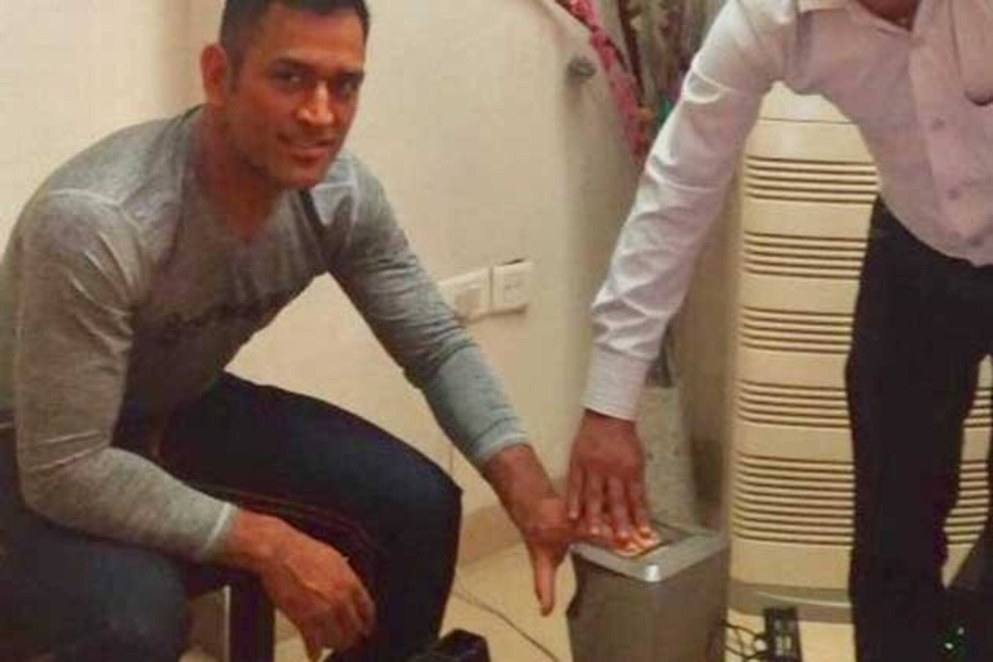 ইন্টারনেটে ফাঁস ধোনির আধার কার্ড, রবিশংকর প্রসাদকে এক হাত নিলেন ধোনি স্ত্রী