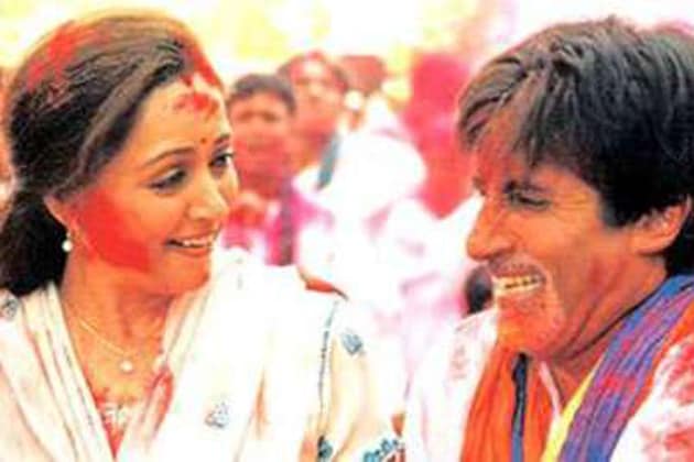প্রেম যেমন মানে বয়সের ৷ তেমনি হোলিতেও নেই কোনও বয়স ৷ প্রিয় মানুষকে সঙ্গে নিয়ে রং খেলায় মেতে উঠলেই হল ৷ সঙ্গে থাক বিগবি আর হেমা মালিনির জনপ্রিয় গান ‘হোলি খেলে রঘুবীরা’ ৷ ছবির নাম ‘বাগবান’ ৷ প্রেম যেমন মানে বয়সের ৷ তেমনি হোলিতেও নেই কোনও বয়স ৷ প্রিয় মানুষকে সঙ্গে নিয়ে রং খেলায় মেতে উঠলেই হল ৷ সঙ্গে থাক বিগবি আর হেমা মালিনির জনপ্রিয় গান ‘হোলি খেলে রঘুবীরা’ ৷ ছবির নাম ‘বাগবান’ ৷
