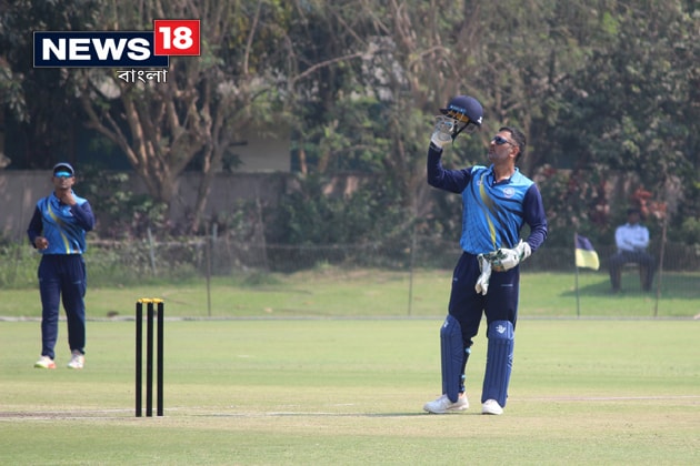শতরান করেও ম্যাচ বাঁচাতে পারলেন না সৌরভ তিওয়ারি। হায়দরাবাদের কাছে ২১ রানে হেরে বিজয় হাজারে ট্রফিতে পরের রাউন্ডে ওঠার আশা কার্যত শেষ ঝাড়খণ্ডের। আজ সল্টলেকে যাদবপুর ক্যাম্পাসের মাঠে দলের উপর বিরক্ত অধিনায়ক মহেন্দ্র সিং ধোনি। তাই ম্যাচ শেষ হয়েই টিম নিয়ে বৈঠক করেন তিনি। এদিন প্রথমে ব্যাট করে ২০৩ রান করে হায়দরাবাদ। ধোনির ম্যাচ দেখতে সল্টলেকের মাঠে ভিড় ছিল চোখে পড়ার মতো। জবাবে নিয়মিত ব্যবধানে উইকেট হারায় ঝাড়খণ্ড। ২৮ রানে আউট হন ধোনি। ১০২ রানে সৌরভ তিওয়ারি আউট হতেই ম্যাচ বার করে নেয় হায়দরাবাদ। Photo : Siddhartha Sarkar শতরান করেও ম্যাচ বাঁচাতে পারলেন না সৌরভ তিওয়ারি। হায়দরাবাদের কাছে ২১ রানে হেরে বিজয় হাজারে ট্রফিতে পরের রাউন্ডে ওঠার আশা কার্যত শেষ ঝাড়খণ্ডের। আজ সল্টলেকে যাদবপুর ক্যাম্পাসের মাঠে দলের উপর বিরক্ত অধিনায়ক মহেন্দ্র সিং ধোনি। তাই ম্যাচ শেষ হয়েই টিম নিয়ে বৈঠক করেন তিনি। এদিন প্রথমে ব্যাট করে ২০৩ রান করে হায়দরাবাদ। ধোনির ম্যাচ দেখতে সল্টলেকের মাঠে ভিড় ছিল চোখে পড়ার মতো। জবাবে নিয়মিত ব্যবধানে উইকেট হারায় ঝাড়খণ্ড। ২৮ রানে আউট হন ধোনি। ১০২ রানে সৌরভ তিওয়ারি আউট হতেই ম্যাচ বার করে নেয় হায়দরাবাদ। Photo : Siddhartha Sarkar