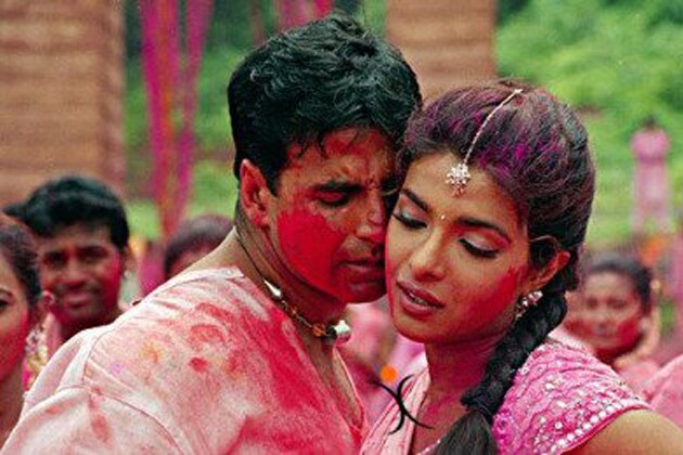 হোলির গান মানেই বলিউডে একসময় ছিল, ঢোল, পিচকারি আর আবির ৷ কিন্তু অক্ষয়-প্রিয়াঙ্কার ‘ওয়াক্ত’ ছবির গান ‘লেস্ট প্লে হোলি’ গানটি একেবারে বদলে দিল হোলি গানকে ৷ হোলির গানে নিয়ে এল রিমিক্স এফেক্টস ! হোলির গান মানেই বলিউডে একসময় ছিল, ঢোল, পিচকারি আর আবির ৷ কিন্তু অক্ষয়-প্রিয়াঙ্কার ‘ওয়াক্ত’ ছবির গান ‘লেস্ট প্লে হোলি’ গানটি একেবারে বদলে দিল হোলি গানকে ৷ হোলির গানে নিয়ে এল রিমিক্স এফেক্টস !