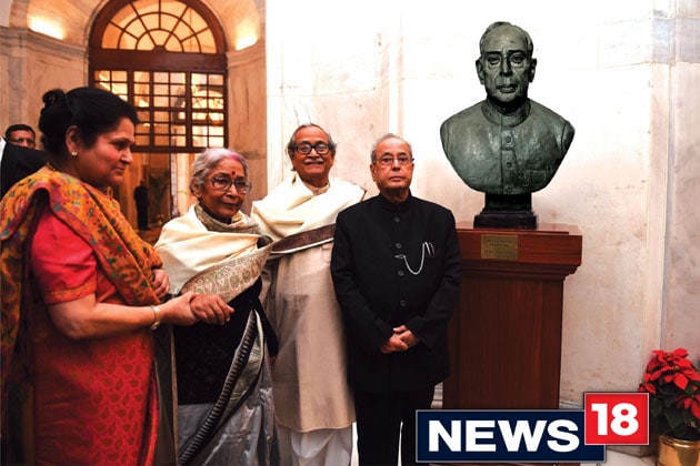 অত্যন্ত কম সময়ের মধ্যেই রাষ্ট্রপতির মূর্তি তৈরি করতে হবে জেনেও সেই চ্যালেঞ্জটা হাসিমুখেই গ্রহণ করেছিলেন নিরঞ্জন প্রধান ৷ রাষ্ট্রপতির মূর্তি বানানোর সুযোগ আর ক’জনই বা পান ৷ মূর্তি সাধারণত মহান ব্যক্তিরা মারা যাওয়ার পরেই বানানো হয় ৷ সেখানে জীবিত রাষ্ট্রপতির মূর্তি তৈরি করার সুযোগ পেয়ে স্বভাবতই আপ্লুত ছিলেন কলকাতার শিল্পী ৷ নিরঞ্জনবাবুর কথায়, ‘‘রাষ্ট্রপতির মূর্তি তৈরি করাটাই আমার কাছে আসল ৷ টাকাটা সেখানে গুরুত্বপূর্ণ নয় ৷ এই প্রাপ্তি আর ক’জনের ভাগ্যে হয় ? তখন রাষ্ট্রপতির কিছু ছবি পাঠাতে বলি ৷ সেগুলি দেখে কলকাতা থেকেই মাটির মূর্তিটা প্রাথমিকভাবে তৈরি করে নিয়ে গিয়েছিলাম ৷ বাকি ফিনিশিং টাচটা দিই রাষ্ট্রপতি ভবনে বসেই ৷ রাষ্ট্রপতিকে সামনে পেয়ে তাঁর লাইভ মূর্তি তৈরি করার সুযোগ পাওয়াটা সত্যি লাইফটাইম অ্যাচিভমেন্ট ৷ ’’ Photo Courtesy : Niranjan Pradhan/Rashtrapati Bhavan অত্যন্ত কম সময়ের মধ্যেই রাষ্ট্রপতির মূর্তি তৈরি করতে হবে জেনেও সেই চ্যালেঞ্জটা হাসিমুখেই গ্রহণ করেছিলেন নিরঞ্জন প্রধান ৷ রাষ্ট্রপতির মূর্তি বানানোর সুযোগ আর ক’জনই বা পান ৷ মূর্তি সাধারণত মহান ব্যক্তিরা মারা যাওয়ার পরেই বানানো হয় ৷ সেখানে জীবিত রাষ্ট্রপতির মূর্তি তৈরি করার সুযোগ পেয়ে স্বভাবতই আপ্লুত ছিলেন কলকাতার শিল্পী ৷ নিরঞ্জনবাবুর কথায়, ‘‘রাষ্ট্রপতির মূর্তি তৈরি করাটাই আমার কাছে আসল ৷ টাকাটা সেখানে গুরুত্বপূর্ণ নয় ৷ এই প্রাপ্তি আর ক’জনের ভাগ্যে হয় ? তখন রাষ্ট্রপতির কিছু ছবি পাঠাতে বলি ৷ সেগুলি দেখে কলকাতা থেকেই মাটির মূর্তিটা প্রাথমিকভাবে তৈরি করে নিয়ে গিয়েছিলাম ৷ বাকি ফিনিশিং টাচটা দিই রাষ্ট্রপতি ভবনে বসেই ৷ রাষ্ট্রপতিকে সামনে পেয়ে তাঁর লাইভ মূর্তি তৈরি করার সুযোগ পাওয়াটা সত্যি লাইফটাইম অ্যাচিভমেন্ট ৷ ’’ Photo Courtesy : Niranjan Pradhan/Rashtrapati Bhavan