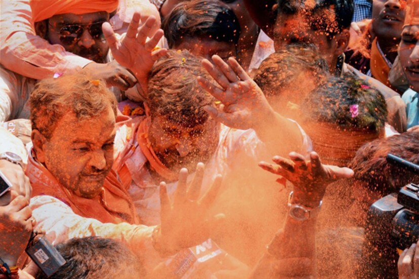 মোদি ঝড়ে শনিবার গেরুয়া আবিরের হোলি উত্তরপ্রদেশ আর উত্তরাখণ্ডে৷ Photo: PTI