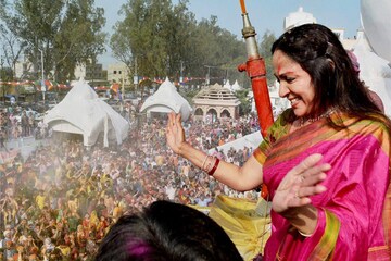 ‘হোলি কে দিন হাম খিল যা তে হ্যায় ’........ ‘হোলি কে দিন হাম খিল যা তে হ্যায় ’........