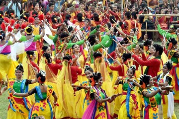 খোল দ্বার খোল.. লাগল যে দোল.......