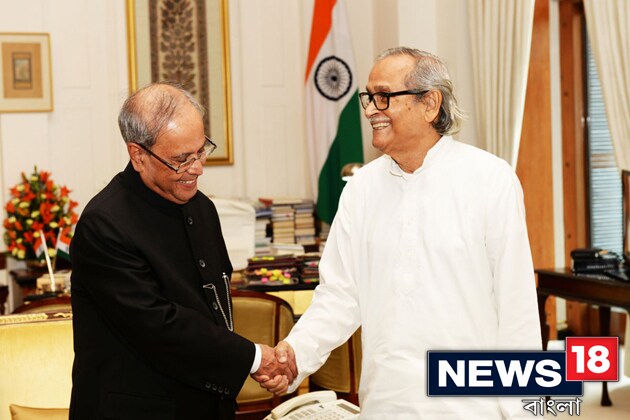 ‘‘ রাষ্ট্রপতির সঙ্গে আলাদা করে কথা বলার ইচ্ছে প্রকাশ করেছিলাম ৷ সেই সুযোগও আমাকে করে দেওয়া হয় ৷ অত্যন্ত ব্যস্ত শিডিউলের মধ্যেও একদিন লাইব্রেরি রুমে আমাকে ডেকে কথা বলেছিলেন রাষ্ট্রপতি ৷ সবার সামনে খানিকটা রাষ্ট্রপতিভাব থাকলেও ওইদিন লাইব্রেরিতে বসে ওঁর সঙ্গে কথা বলে মনে হল যে প্রণব মুখোপাধ্যায় সত্যিকারের একজন ভাল মানুষ ৷ মূর্তি উদ্বোধনের অনুষ্ঠানে আমি আর আমার স্ত্রী উপস্থিত ছিলাম ৷ তার আগে মূর্তিতে একটু খয়েরি রং করতে হয়েছিল ৷ কিন্তু রাষ্ট্রপতি ভবন থেকে আমাকে কালো রং করতে বলা হয় ৷ এত কম সময়ের মধ্যে রং কী করে হবে ! এই নিয়ে কিছুটা চিন্তায় পড়ে গিয়েছিলাম ৷ শেষপর্যন্ত রাত জেগেই রং করলাম ৷ উদ্বোধনের দিন দেখলাম রং শুকিয়েও গিয়েছে ৷ রাষ্ট্রপতি মূর্তি খুঁটিয়ে দেখেছিলেন ৷ অনেক ছবি তুললেন আমাদের সঙ্গে ৷ আমি এবং আমার স্ত্রী-কে নিয়ে আলাদা করে বসলেন ৷ ওখানে আমার মাস্টারমশাইয়ের একটি বই রাষ্ট্রপতিকে উপহার দিয়েছিলাম ৷ খাওয়া-দাওয়ার ব্যবস্থা থেকে শুরু করে বাকি সব ব্যবস্থাই দুর্দান্ত ছিল ৷ মূর্তি দেখে রাষ্ট্রপতিও খুব খুশি হয়েছেন বলে জানান ৷ রাজনীতি করে এমন সহজ মানসিকতার মানুষ যে হওয়া যায়, সেটা রাষ্ট্রপতি প্রণব মুখোপাধ্যায়কে সামনের থেকে না দেখলে বোঝা সম্ভব নয় ৷ মানুষ হিসেবে রাষ্ট্রপতি যে কত বড় মাপের, সেটা তাঁর সঙ্গে কথা বলেই বুঝলাম ৷ ’’ Photo Courtesy : Niranjan Pradhan/ Rashtrapati Bhavan ‘‘ রাষ্ট্রপতির সঙ্গে আলাদা করে কথা বলার ইচ্ছে প্রকাশ করেছিলাম ৷ সেই সুযোগও আমাকে করে দেওয়া হয় ৷ অত্যন্ত ব্যস্ত শিডিউলের মধ্যেও একদিন লাইব্রেরি রুমে আমাকে ডেকে কথা বলেছিলেন রাষ্ট্রপতি ৷ সবার সামনে খানিকটা রাষ্ট্রপতিভাব থাকলেও ওইদিন লাইব্রেরিতে বসে ওঁর সঙ্গে কথা বলে মনে হল যে প্রণব মুখোপাধ্যায় সত্যিকারের একজন ভাল মানুষ ৷ মূর্তি উদ্বোধনের অনুষ্ঠানে আমি আর আমার স্ত্রী উপস্থিত ছিলাম ৷ তার আগে মূর্তিতে একটু খয়েরি রং করতে হয়েছিল ৷ কিন্তু রাষ্ট্রপতি ভবন থেকে আমাকে কালো রং করতে বলা হয় ৷ এত কম সময়ের মধ্যে রং কী করে হবে ! এই নিয়ে কিছুটা চিন্তায় পড়ে গিয়েছিলাম ৷ শেষপর্যন্ত রাত জেগেই রং করলাম ৷ উদ্বোধনের দিন দেখলাম রং শুকিয়েও গিয়েছে ৷ রাষ্ট্রপতি মূর্তি খুঁটিয়ে দেখেছিলেন ৷ অনেক ছবি তুললেন আমাদের সঙ্গে ৷ আমি এবং আমার স্ত্রী-কে নিয়ে আলাদা করে বসলেন ৷ ওখানে আমার মাস্টারমশাইয়ের একটি বই রাষ্ট্রপতিকে উপহার দিয়েছিলাম ৷ খাওয়া-দাওয়ার ব্যবস্থা থেকে শুরু করে বাকি সব ব্যবস্থাই দুর্দান্ত ছিল ৷ মূর্তি দেখে রাষ্ট্রপতিও খুব খুশি হয়েছেন বলে জানান ৷ রাজনীতি করে এমন সহজ মানসিকতার মানুষ যে হওয়া যায়, সেটা রাষ্ট্রপতি প্রণব মুখোপাধ্যায়কে সামনের থেকে না দেখলে বোঝা সম্ভব নয় ৷ মানুষ হিসেবে রাষ্ট্রপতি যে কত বড় মাপের, সেটা তাঁর সঙ্গে কথা বলেই বুঝলাম ৷ ’’ Photo Courtesy : Niranjan Pradhan/ Rashtrapati Bhavan